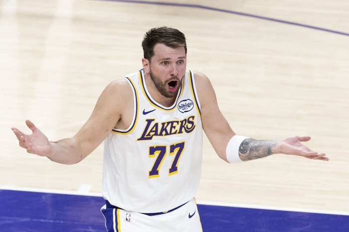 东契奇禁赛损失26万，湖人