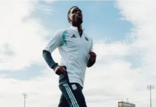 博格巴与法蒂现身巴萨训