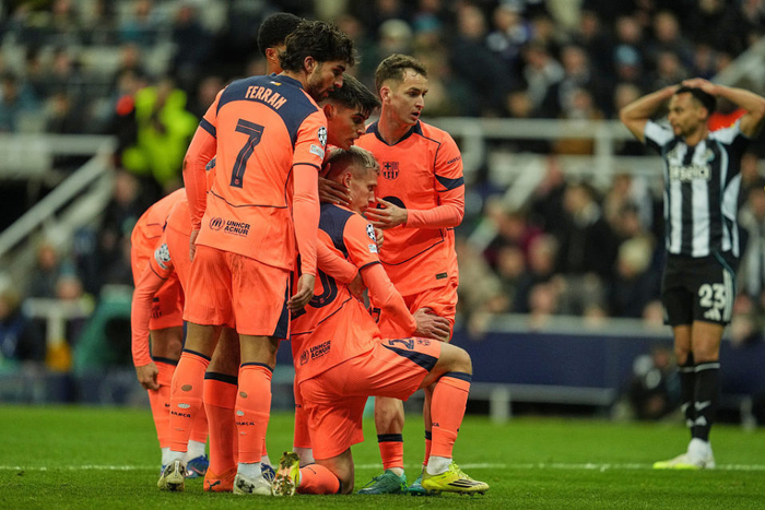 费兰连续4场替补引热议，巴萨是否该出售？